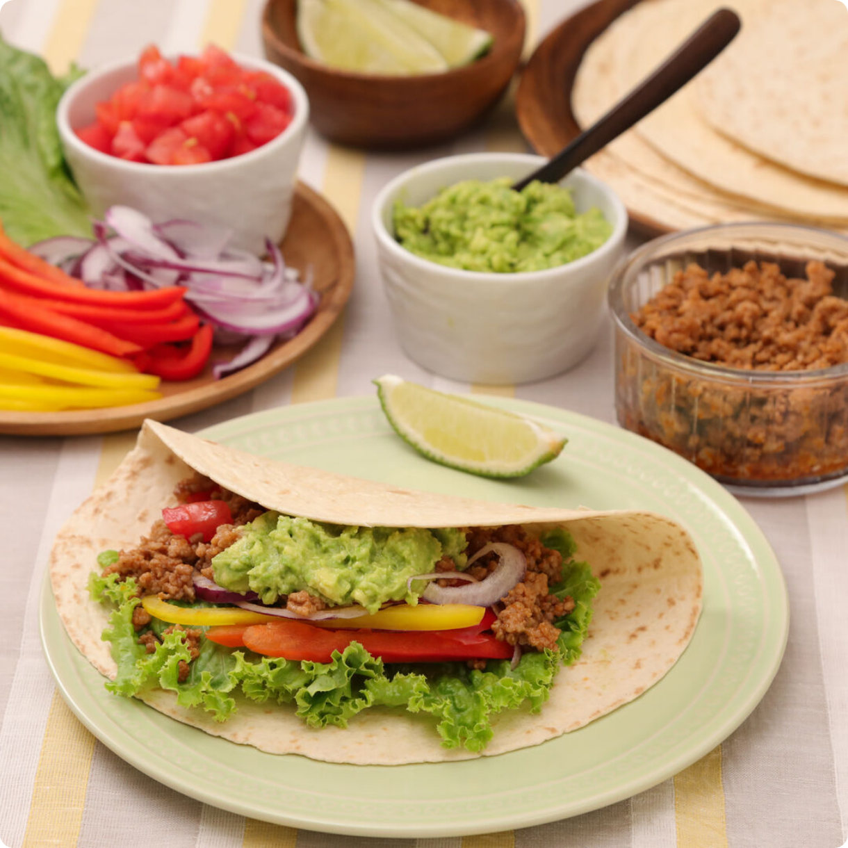 アボカドが濃厚♪ ワカモレのポークタコス